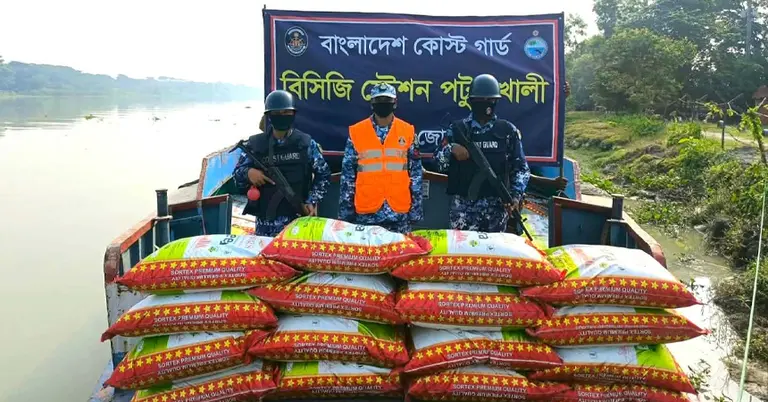 কোস্ট গার্ড হেফাজতে আটককৃত বোট